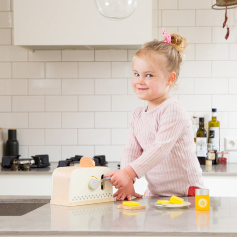 New Classic Toys - Set Toaster cu Felii de Paine si Unt