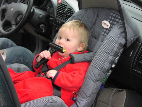 Ce spune legislația? Până la ce vârsta se trasportă copilul în scaun auto și în ce condiții poate sta pe scaunul din față?