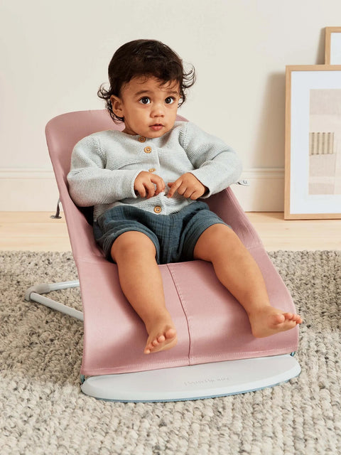 BabyBjorn - Balansoar Bliss Dusty Pink cu aspect delicat de petala, tesatura matlasata, cu bara de jucarii inclusa