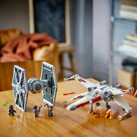 Hibrid TIE Fighter si X-Wing