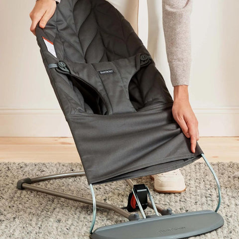 BabyBjorn - Balansoar Bliss Anthracite cu aspect delicat de petala, tesatura matlasata