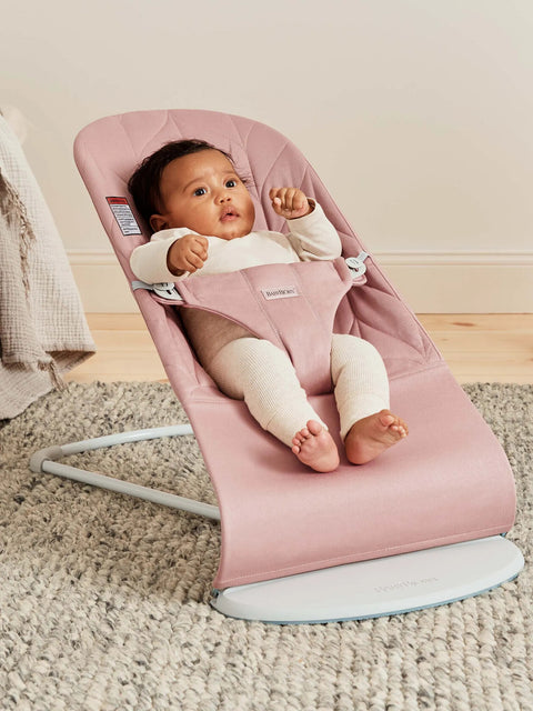 BabyBjorn - Balansoar Bliss Dusty Pink cu aspect delicat de petala, tesatura matlasata, cu bara de jucarii inclusa