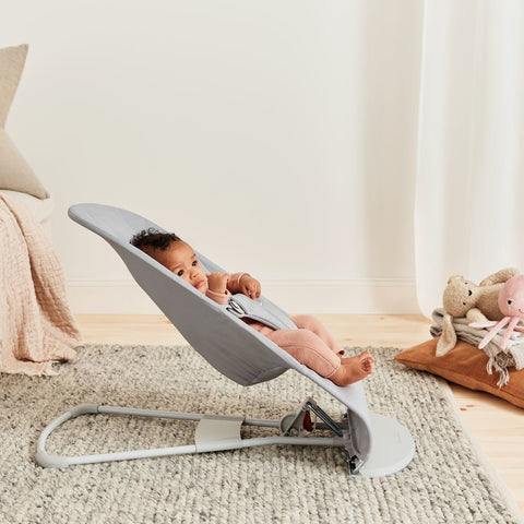 BabyBjorn - Balansoar Bliss Light Grey cu aspect delicat de petala, tesatura matlasata