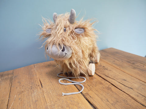 Little Bird Told Me - Hubert Highland Cow Pull Along Toy cu roti detasabile, pentru copii