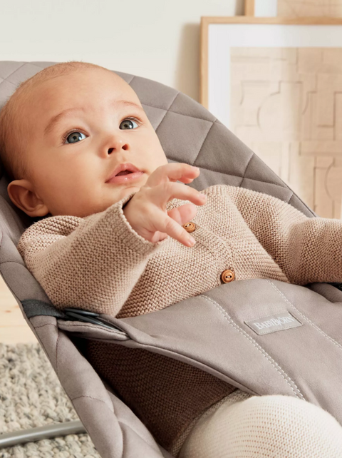 BabyBjorn - Balansoar Bliss Sand Grey din tesatura matlasata cu aspect Clasic, cu bara de jucarii inclusa