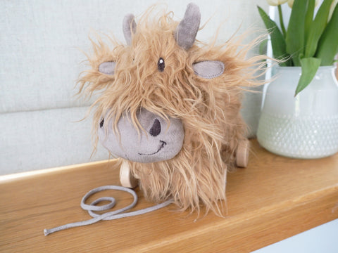 Little Bird Told Me - Hubert Highland Cow Pull Along Toy cu roti detasabile, pentru copii