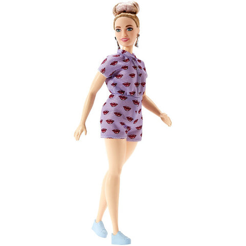 Mattel - Papusa Barbie Fashionista Plinuta in Salopeta cu Pantaloni Scurti