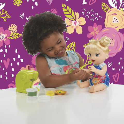 Hasbro - Papusa Baby Alive Snackin Shapes