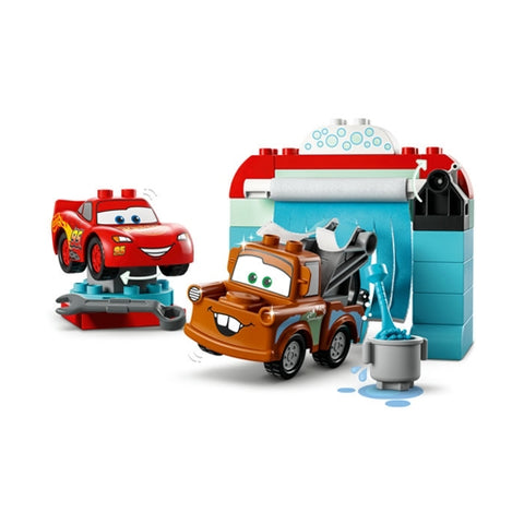 Distractie la spalatorie cu Lightning McQueen si Mater