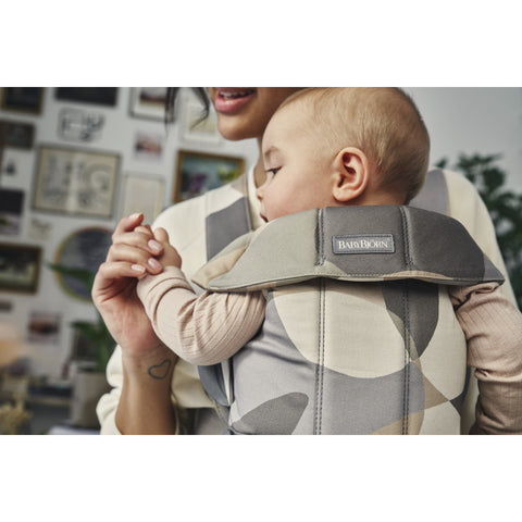 BabyBjorn - Marsupiu anatomic Mini, cu multiple pozitii de purtare. Khaki/Green, Bumbac