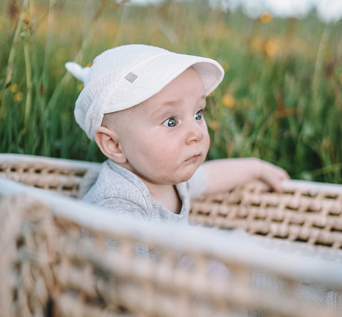 Sepcuta de soare 6 luni - 6 ani reglabila din bumbac muselina cu cozoroc pentru protectie, White