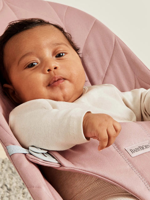 BabyBjorn - Balansoar Bliss Dusty Pink cu aspect delicat de petala, tesatura matlasata, cu bara de jucarii inclusa