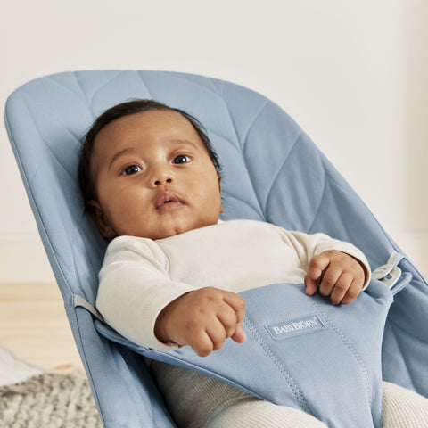 BabyBjorn - Balansoar Bliss Blue cu aspect delicat de petala, tesatura matlasata