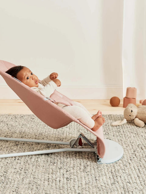 BabyBjorn - Balansoar Bliss Dusty Pink cu aspect delicat de petala, tesatura matlasata, cu bara de jucarii inclusa